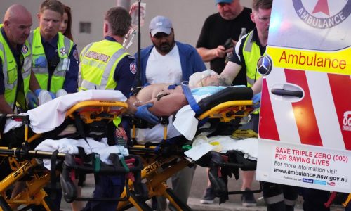 Espectador desarma a tirador en playa australiana y es elogiado por su valentía