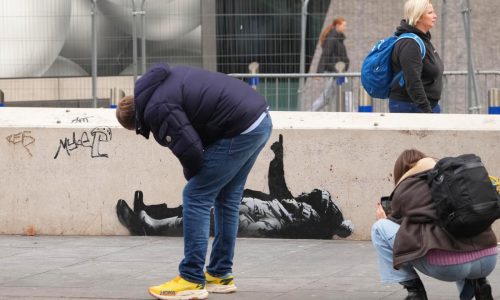 Banksy revela nueva obra en Londres mientras aparecen murales de figuras observando estrellas