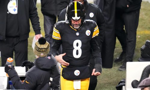 Aaron Rodgers sale brevemente del juego entre Steelers y Bills tras golpe de Joey Bosa