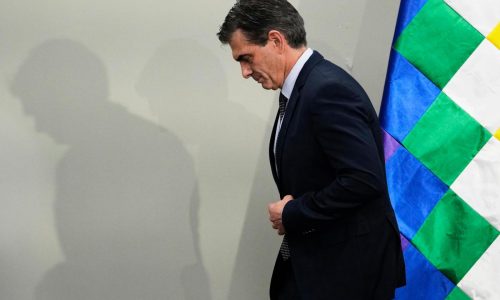 El presidente de Bolivia elimina el subsidio a los combustibles y decreta alzas del 100%