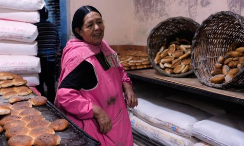 Presidente boliviano anticipa eliminación del subsidio al pan, algunos panaderos aumentan el precio