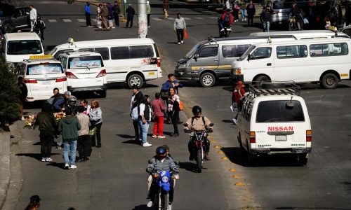 Paros y protestas en varias ciudades de Bolivia en rechazo al fuerte incremento de los combustibles