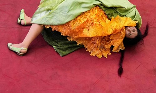 Mujeres indígenas bolivianas llevan historia y orgullo en la tradicional falda “pollera”