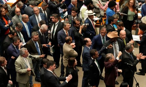 Cámara baja de Brasil aprueba proyecto de ley que podría reducir la sentencia de Bolsonaro