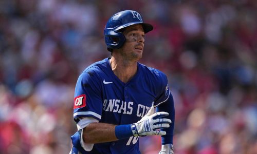 Veterano jardinero Mike Yastrzemski firma contrato de 2 años con Bravos