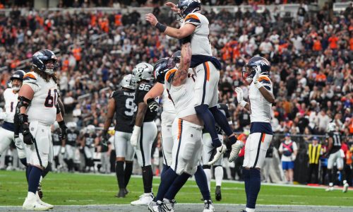 Broncos vencen 24-17 a Raiders y extienden racha a diez juegos; Geno Smith salió lesionado