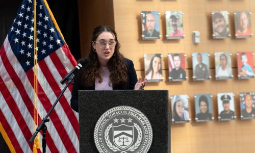 Estudiante de Brown sobrevivió a tiroteo en la secundaria. Luego llegaron las alertas a su teléfono