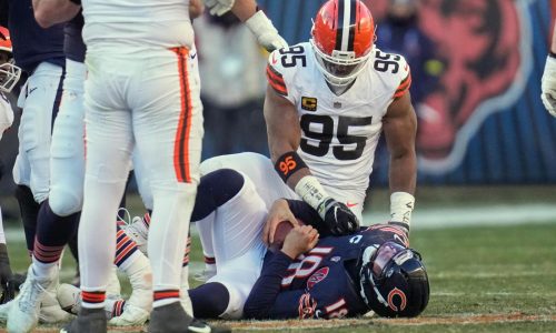 Myles Garrett se acerca al récord de capturas con los Browns pese a lesión de cadera