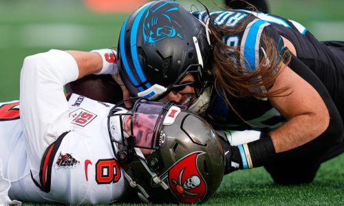 Panthers derrotan 23-20 a Buccaneers y toman la cima del Sur de la Conferencia Nacional