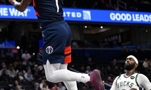 McCollum y Middleton lideran a Wizards a victoria 129-126 sobre Milwaukee