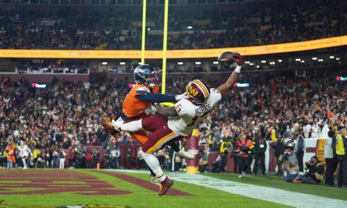 ¿La atrapada del año? Burks logra increíble recepción de TD para Commanders a una mano ante Broncos