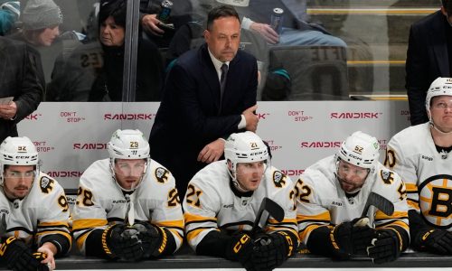 Bruins down Blues in St. Louis, 5-2