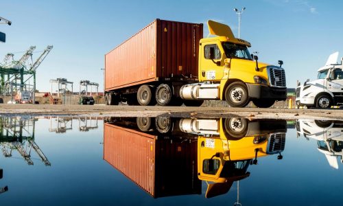 Camioneros inmigrantes demandan contra los planes de California de revocar licencias comerciales