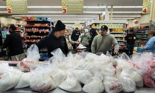Familias hacen “peregrinación de la masa” para tamales navideños en popular tienda de LA