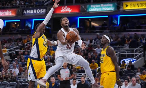 Mitchell anota 43 puntos y lidera a los Cavaliers en victoria 135-119 sobre los Pacers