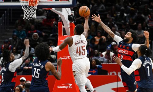 Mitchell anota 24 de sus 48 puntos en el último cuarto y Cavaliers superan 130-126 a Wizards