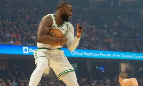 Pritchard anota 42, Jaylen Brown logra triple-doble y Celtics vencen 117-115 a Cavaliers