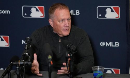 Manager de Cerveceros Pat Murphy dice que Freddy Peralta será un hombre rico con ‘muchas tierras’