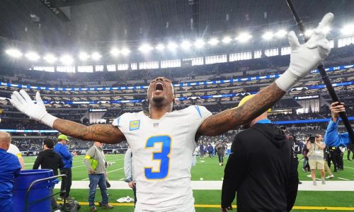 Justin Herbert impulsa a los Chargers hacia los playoffs con victoria 34-17 sobre Cowboys