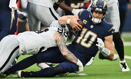 El quarterback de Chargers Justin Herbert es operado de la mano izquierda; su estado es incierto