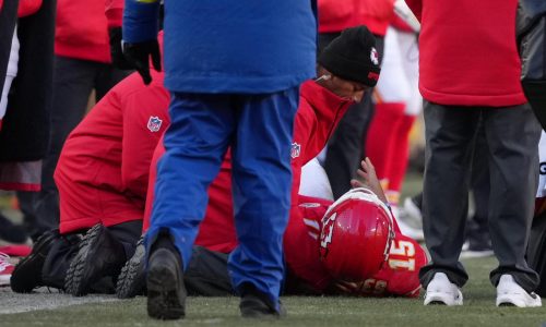 Mahomes se lesiona y Chargers eliminan a Chiefs de playoffs con victoria 16-13