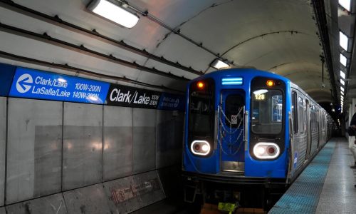 Trump amenaza con retirar fondos a transporte de Chicago tras ataque con fuego a mujer