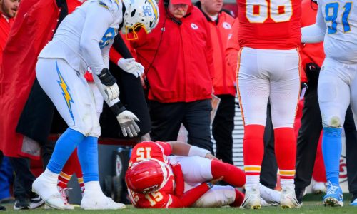 Patrick Mahomes sufre rotura de ligamento cruzado y los Chiefs dicen que evalúa opciones quirúrgicas