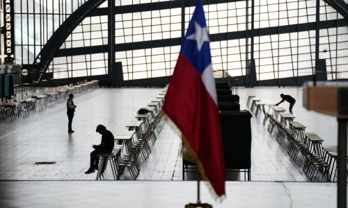 Chile vuelve a las urnas para el pulso presidencial entre una comunista y un ultraderechista