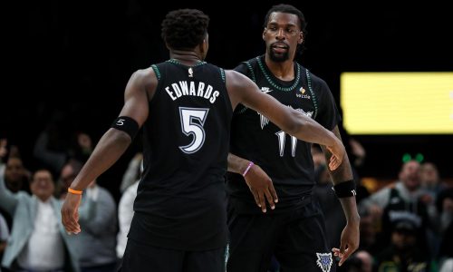 Reid anota triple decisivo, McDaniels suma 27 puntos y Timberwolves superan a Clippers