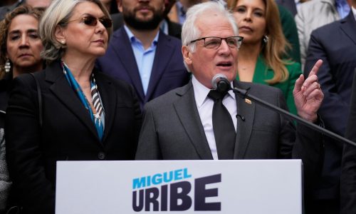 Colombia: Padre del político asesinado Miguel Uribe Turbay desiste de su aspiración presidencial