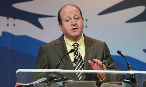 Gobernador de Colorado dice que Trump juega “juegos políticos” al negar ayuda por desastres