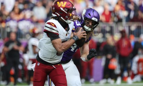 Jayden Daniels está fuera nuevamente para los Commanders tras golpe en codo previamente lesionado