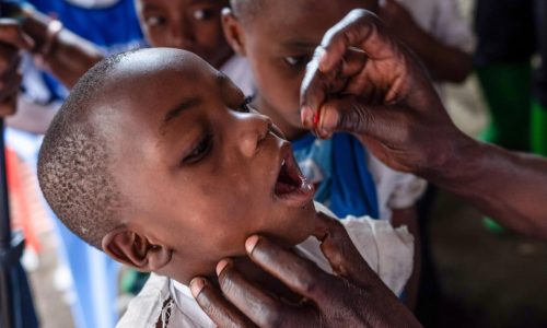 Comienzan vacunaciones contra el sarampión en zona rebelde del Congo tras mortal brote hace un año