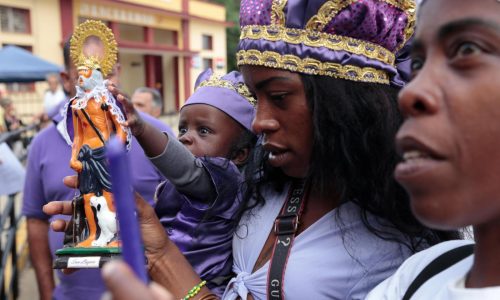 Cubanos piden en peregrinación a San Lázaro o a Babalú Ayé prosperidad y salud frente a epidemias
