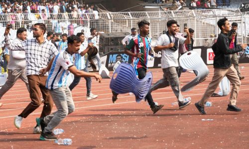 La visita de Messi a India comienza de forma caótica con fanáticos arrojando botellas