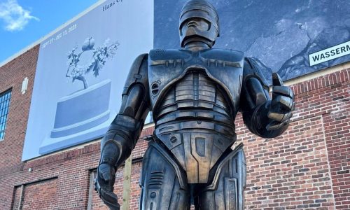RoboCop, el héroe de Detroit, finalmente tiene su estatua en la Ciudad Motor