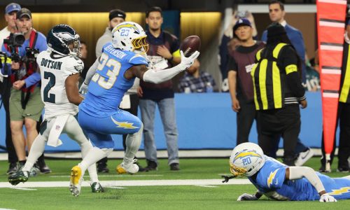 Con cinco goles de campo de Dicker y cuatro intercepciones a Hurts, Chargers ganan 22-19 a Eagles