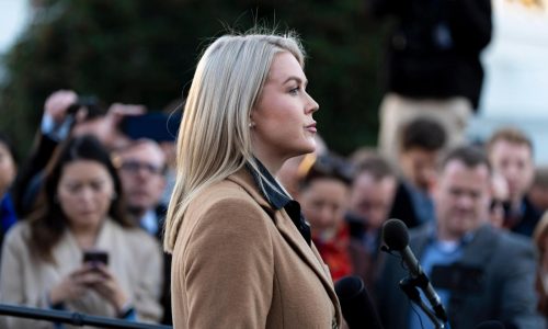 Juez ordena liberación de una inmigrante con lazos con secretaria de prensa de la Casa Blanca