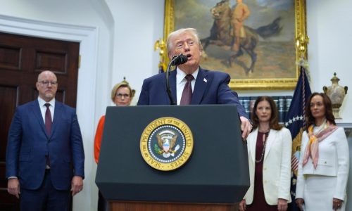 Trump anuncia acuerdos con nueve farmacéuticas para reducir precios de medicamentos