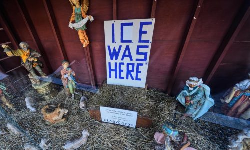 Nacimientos sobre inmigración en iglesias de Illinois y Massachusetts generan elogios o indignación