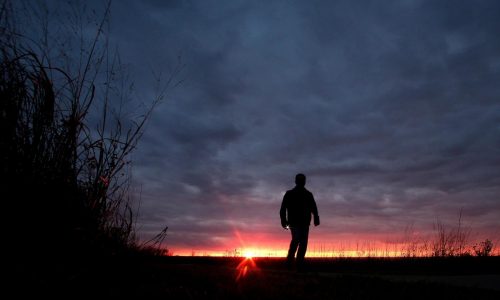 La tasa de suicidios en EEUU cayó en 2024 tras un repunte