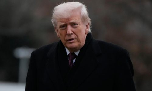 Trump exige a Venezuela devolver activos estadounidenses y defiende el “bloqueo” a petroleros