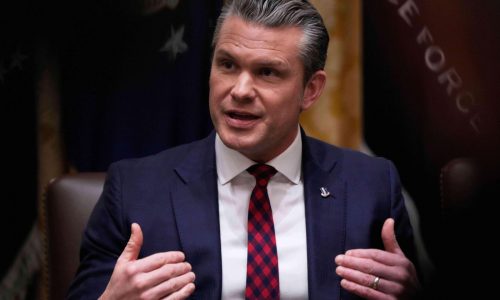 Hegseth culpa a “confusión de la guerra” por muertes en ataque a lancha