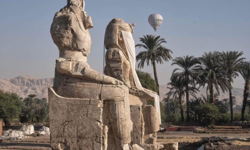 Egipto revela estatuas colosales restauradas de un faraón en Luxor