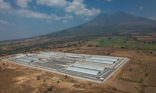 Presidente de Costa Rica visita megacárcel salvadoreña tras acuerdo con Bukele sobre seguridad