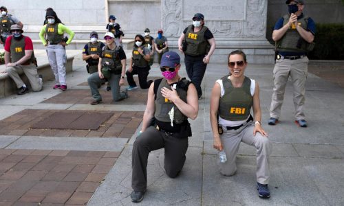 Agentes del FBI despedidos por arrodillarse demandan para recuperar sus empleos