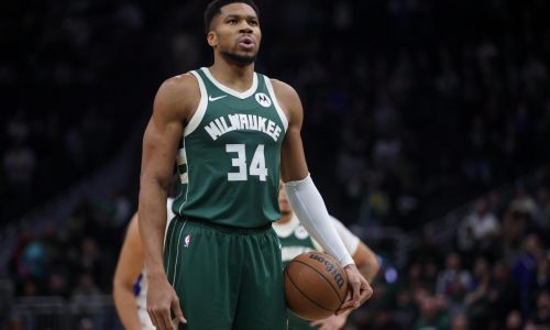 Bucks: Doc Rivers niega que Antetokounmpo está hablando con el equipo sobre su futuro