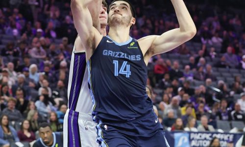 Zach Edey lidera a Grizzlies en triunfo 115-107 ante Kings con su mejor registro de puntos en la NBA