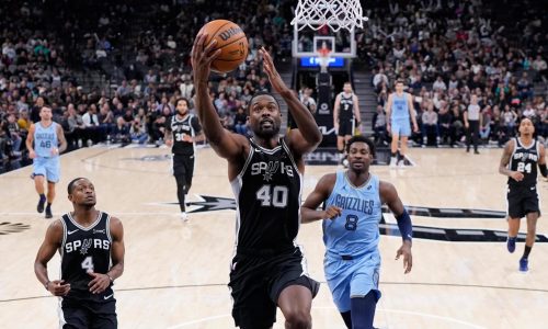 Harrison Barnes anota 31 puntos en victoria de Spurs, 126-119 sobre Grizzlies
