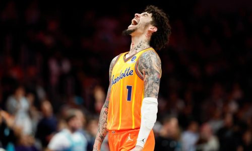 LaMelo Ball vuelve con 7 triples en la 1ra mitad y Hornets vencen a Hawks 133-126